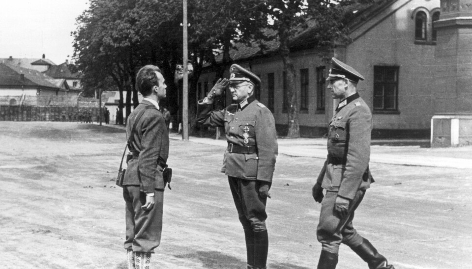 Frigjøringen av Norge i mai 1945. En enhet fra Hjemmestyrkene, under ledelse av Terje Rollem,overtar Akershus Festning fra den tyske kommandanten og hans adjutant 11.mai 1945.
