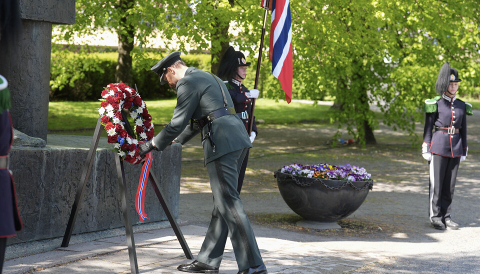 H.K.H. Kronprins Haakon legger ned en krans ved det nasjonale veteranmonumentet på Akershus festning under markeringen av frigjørings- og veterandagen 8. mai.
