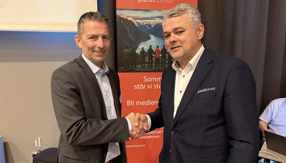 Johan Hovde (t.h.) overlater roret til Eivind Olsen. Johan Hovde overlater roret til Eivind Olsen 04.06.25