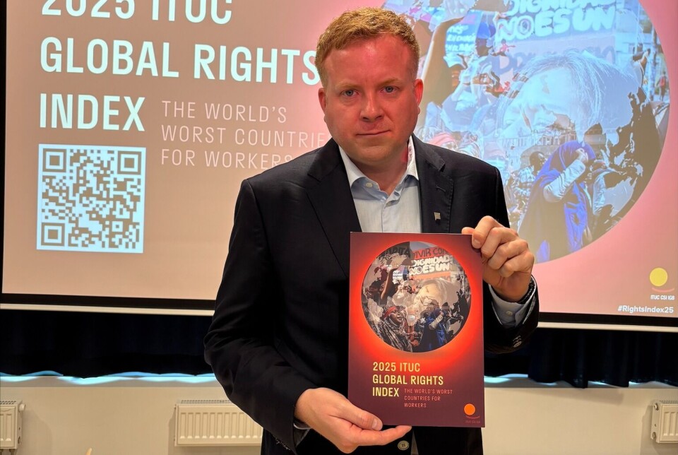 Parats nestleder Rune Berge holder frem ITUCs Global Rights Index 2025 under YS og Fairtrades frokostmøte om arbeidstakeres rettigheter.