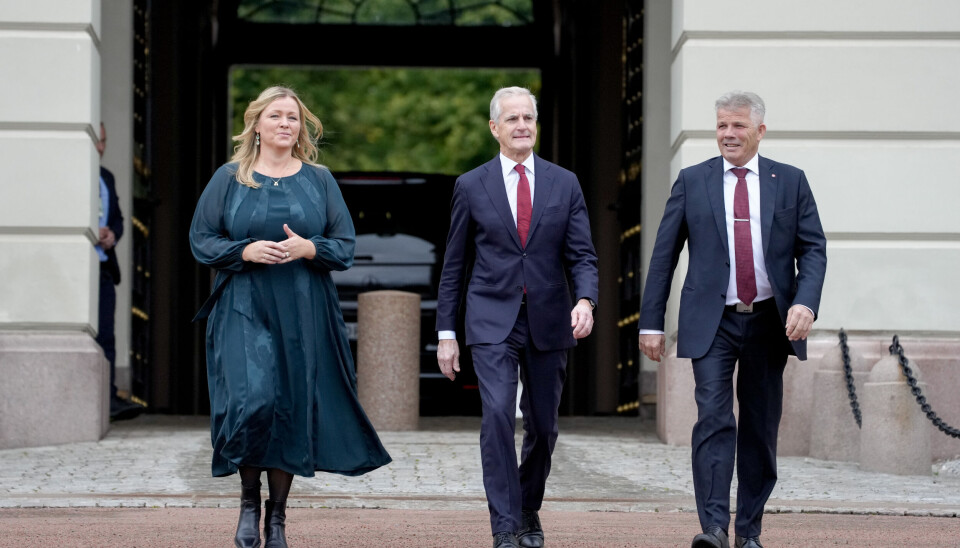 Statsminister Jonas Gahr Støre (Ap) kommer ut fra Slottet sammen med Kjersti Stenseng og Bjørnar Skjæran etter et ekstraordinært statsråd knyttet til endringer i regjeringen.
