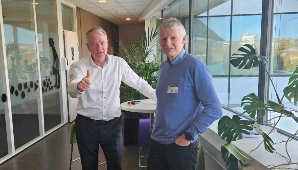 Trond Hole (t.v,) ser frem til å lese YS' jubileumsbok som skal forfattes av historiker Knut Grove (t.h.). Boken kommer i 2027.