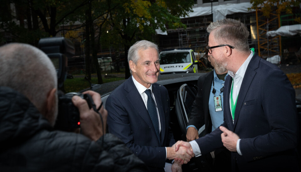 YS-leder Hans-Erik Skjæggerud tar i mot statsminister Jonas Gahr Støre, som gjester YS-konferansen tirsdag. Foto: Martin Müller/YS Media