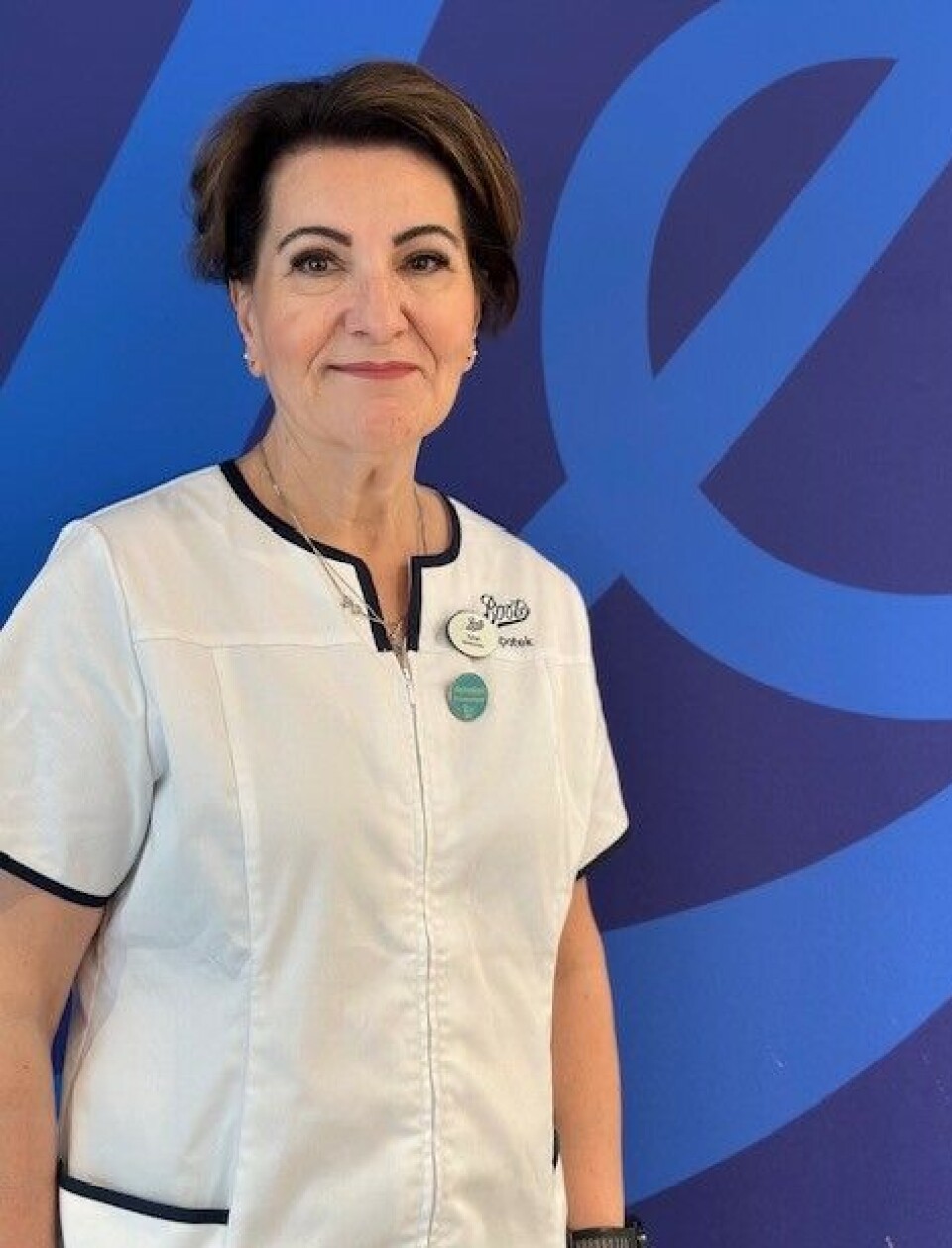 Karen Flæthe Mustafa jobber på apotek i Bergen og opplever ofte at kunder er forvirret når det gjelder medisiner de skal ha.