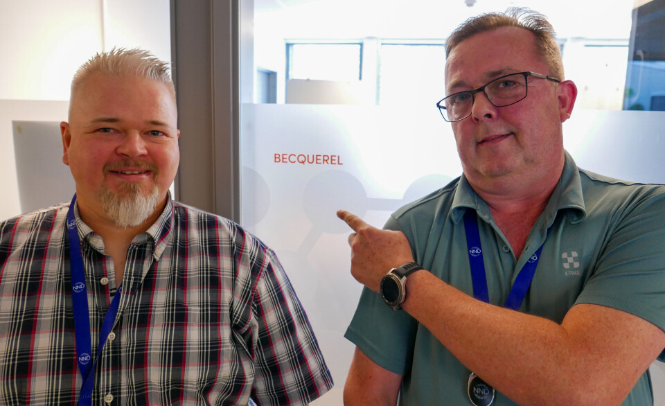 Overgangen fra å være ansatt i den frittstående forskningsinstitusjon IFE til den statlige institusjonen NND har gått greit, synes Parat-veteranene ved Halden-reaktoren, Atle Hammeren og Ole Andreas Brække, på møterommet Becquerel i Halden sentrum.