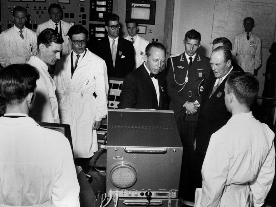 Kong Olav og Gunnar Randers – den første direktøren for IFE – innvier Halden-reaktoren i 1958. Foto: NND