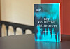 En blå bok med tittelen «Det kollektive arbeidslivet» står på et bord i et innemiljø.