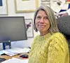 Professor Annetine Staff på kontoret sitt.